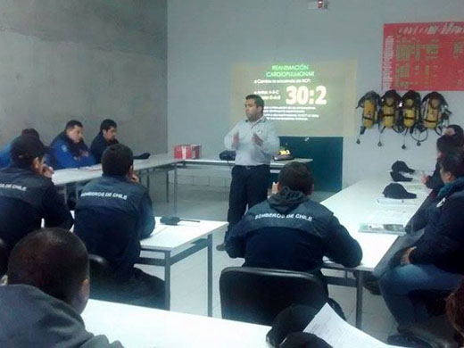 Instructor temuquense capacita a Bomberos de Villarrica y Licán Ray