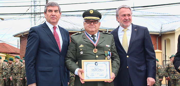 Distinguen con la medalla “Libertador Bernardo O´Higgins” a director honorario del Cuerpo de Bomberos de Temuco