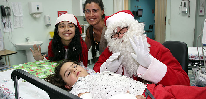 Viejito Pascuero Bombero trajo alegría a los niños internados en el Hospital Regional de Temuco