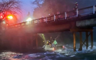 Bomberos rescatan a ocupantes de camioneta que cayó al río en zona rural al oriente de Temuco