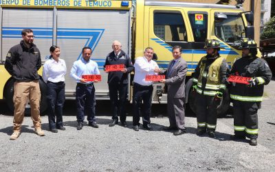 Director del Registro Civil concurrió a entregar nuevas placas patentes a Bomberos de Temuco