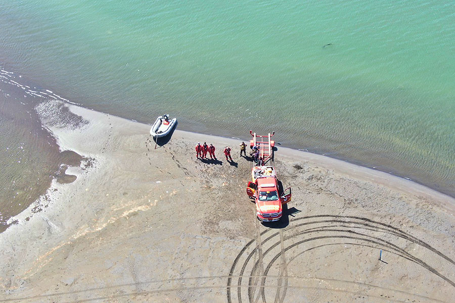 Intenso trabajo del Cuerpo de Bomberos de Temuco en búsqueda de menor desaparecido en Puerto Saavedra