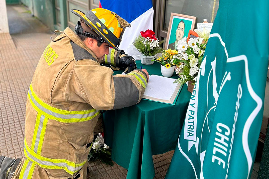 El Cuerpo de Bomberos de Temuco entregó sus condolencias a Carabineros tras asesinato de 3 de sus miembros