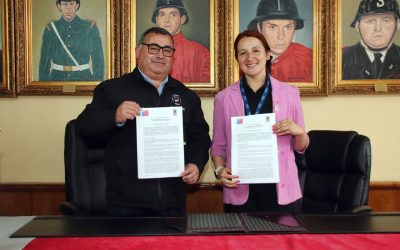 Cuerpo de Bomberos de Temuco y Fosis Araucanía firman convenio para fortalecer la prevención de emergencias